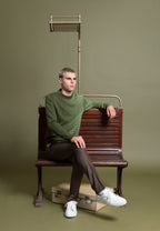 look homme pull jacquard en laine mérinos vert motif graphique. pantalon flanelle brun sneakers blanches