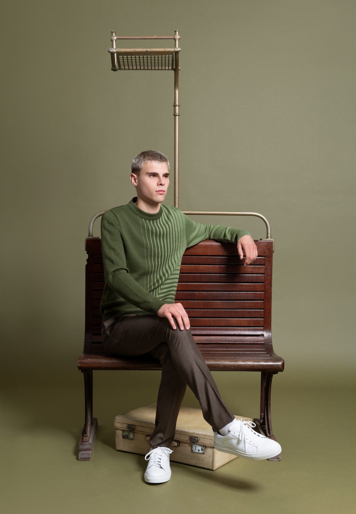 look homme pull jacquard en laine mérinos vert motif graphique. pantalon flanelle brun sneakers blanches