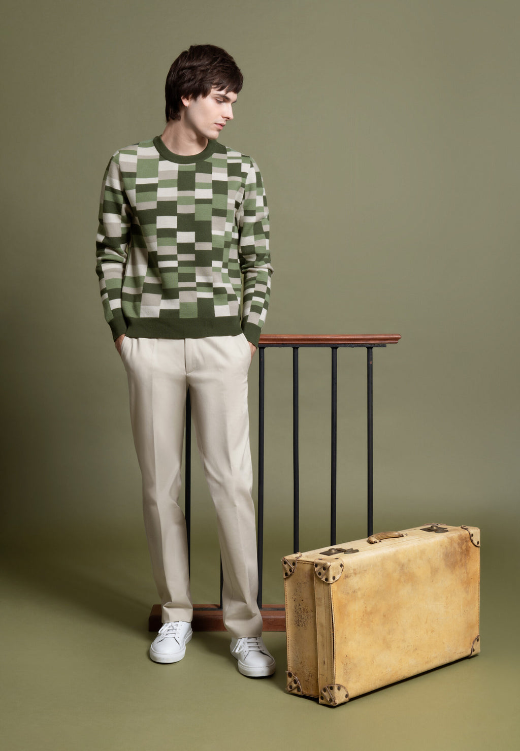 look homme Pull jacquard en laine carreaux verts, Pantalon coton beige