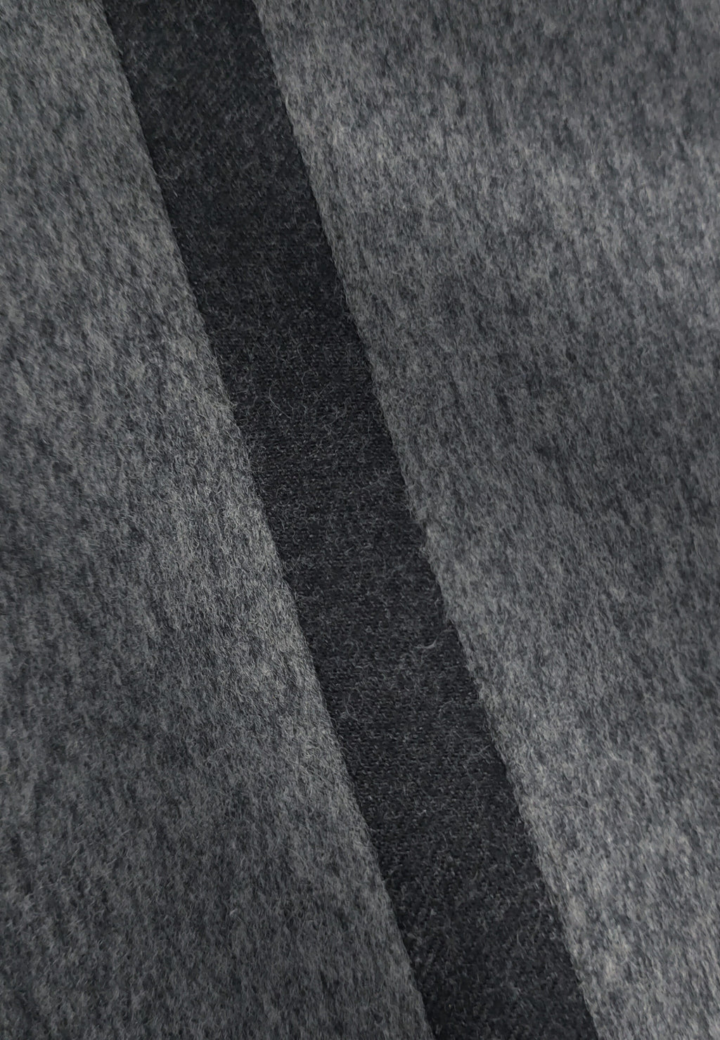 Pantalon en flanelle de laine gris à bandes latérales contrastées