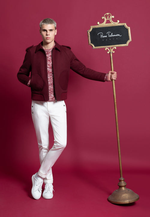 look blouson bordeaux, pull chiné rouge, pantalon coton blanc