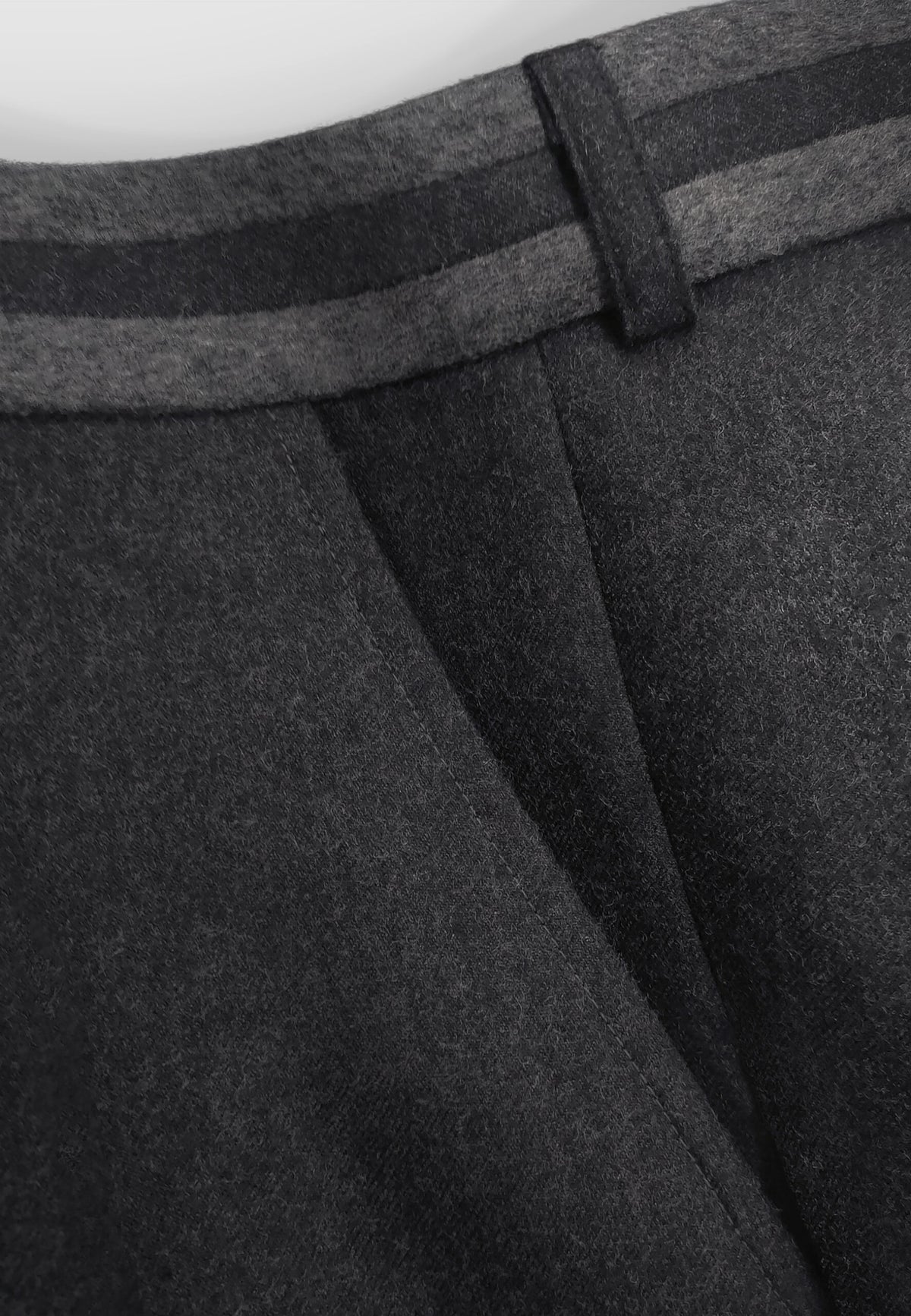 Pantalon en flanelle de laine gris foncé à ceinture contrastée