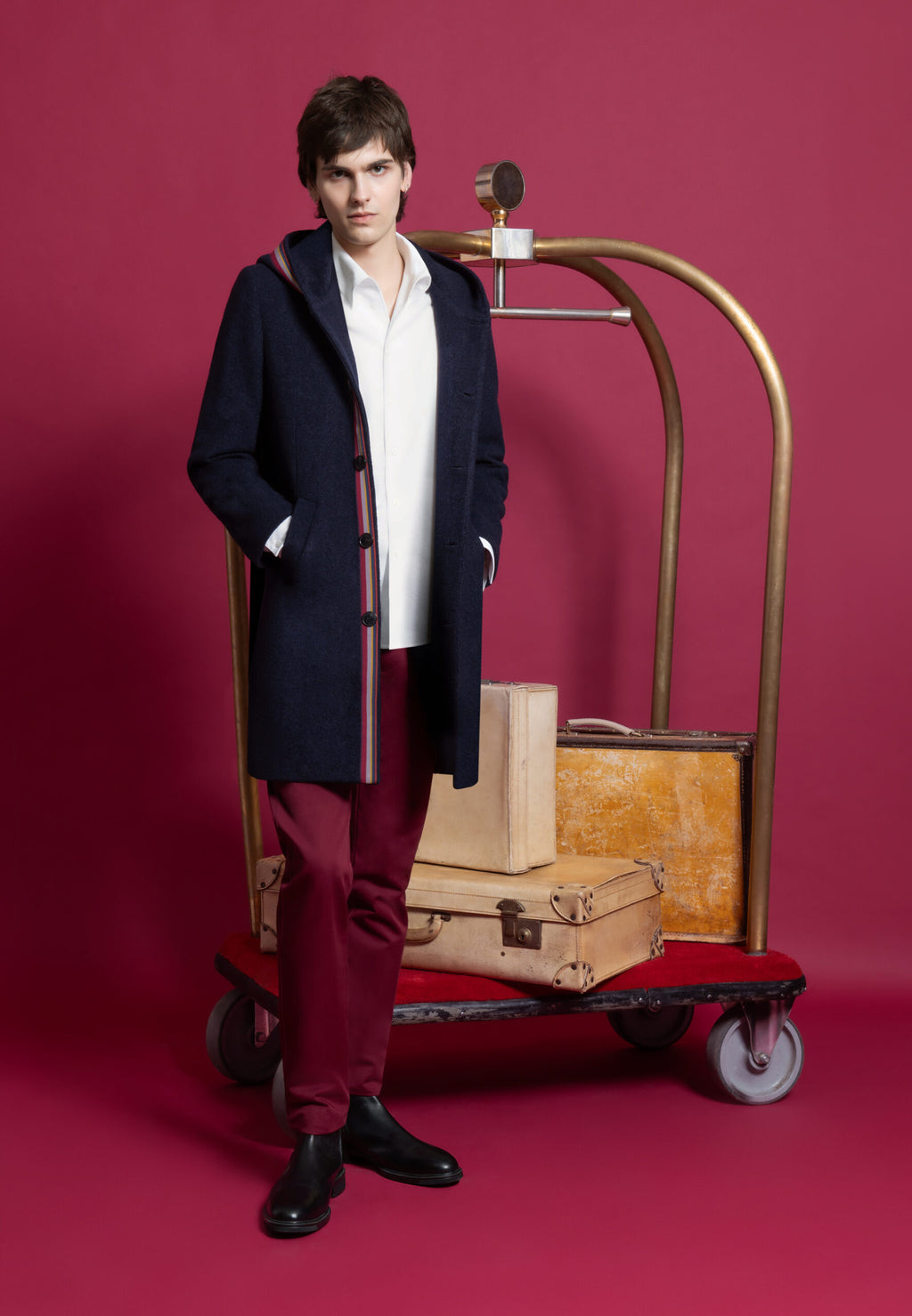 Manteau en laine bleu marine à capuche et galon
