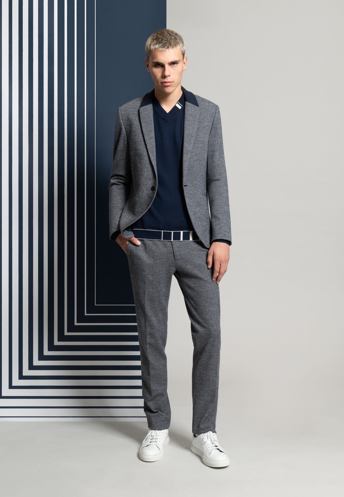 look homme costume en jersey bleu, pull bleu marine col V graphique contrasté blanc