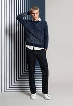 look homme pull jacquard bleu marine motif neige , pantalon bleu marine, chemise blanche