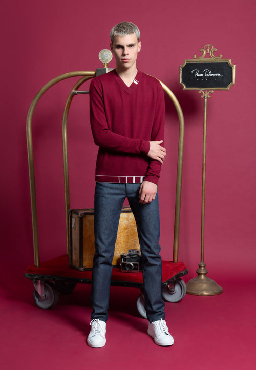 look homme pull jersey en laine mérinos bordeaux motig géométrique blanc pantalon denim stretch sneakers blanches