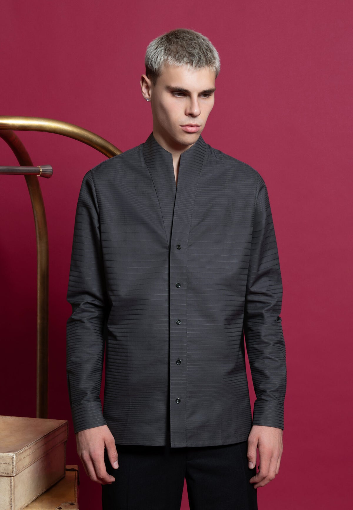 Chemise col montant en coton gris à rayures en relief