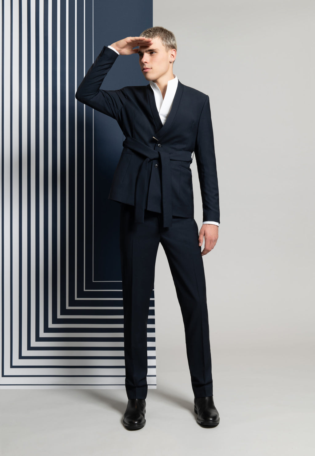 Veste en laine bleu marine ceinturée à col yukata